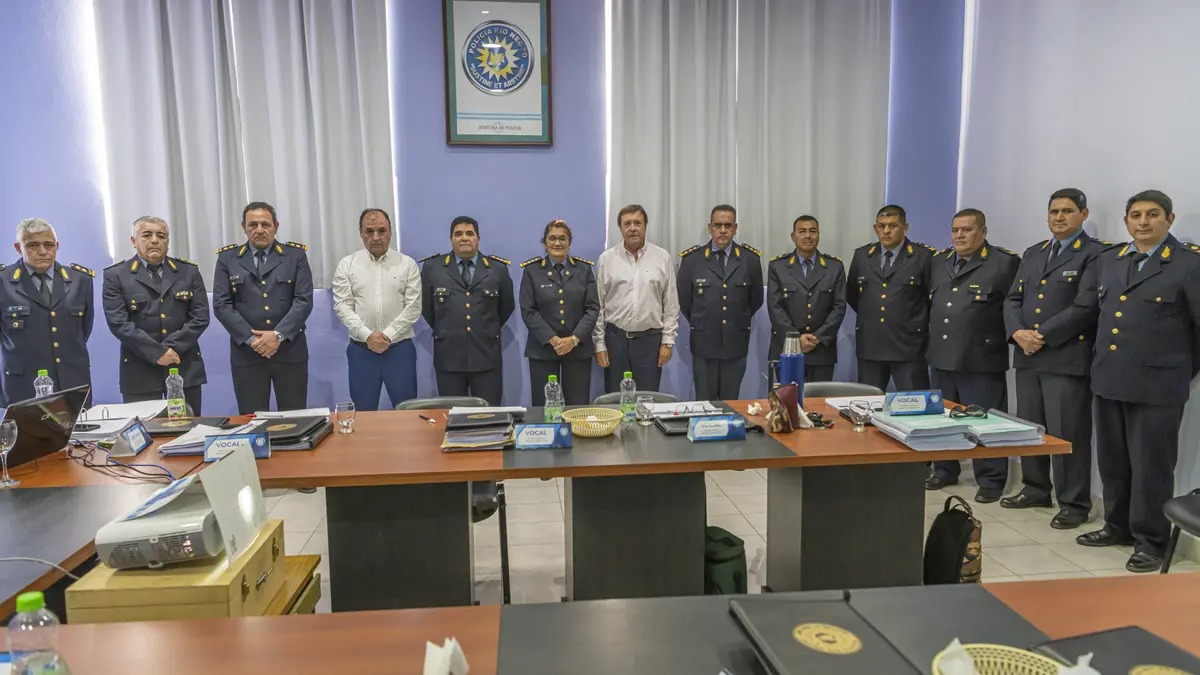 Weretilneck y la Plana Mayor de la Policía 