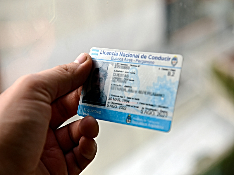 Después de pagar la deuda alimentaria recuperó la licencia de conducir y la habilitación comercial